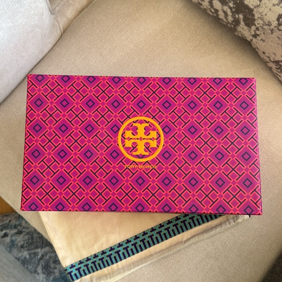 Tory Burch thong sandal in a neutral python print with gold colored emblem - Picture 8 of 8